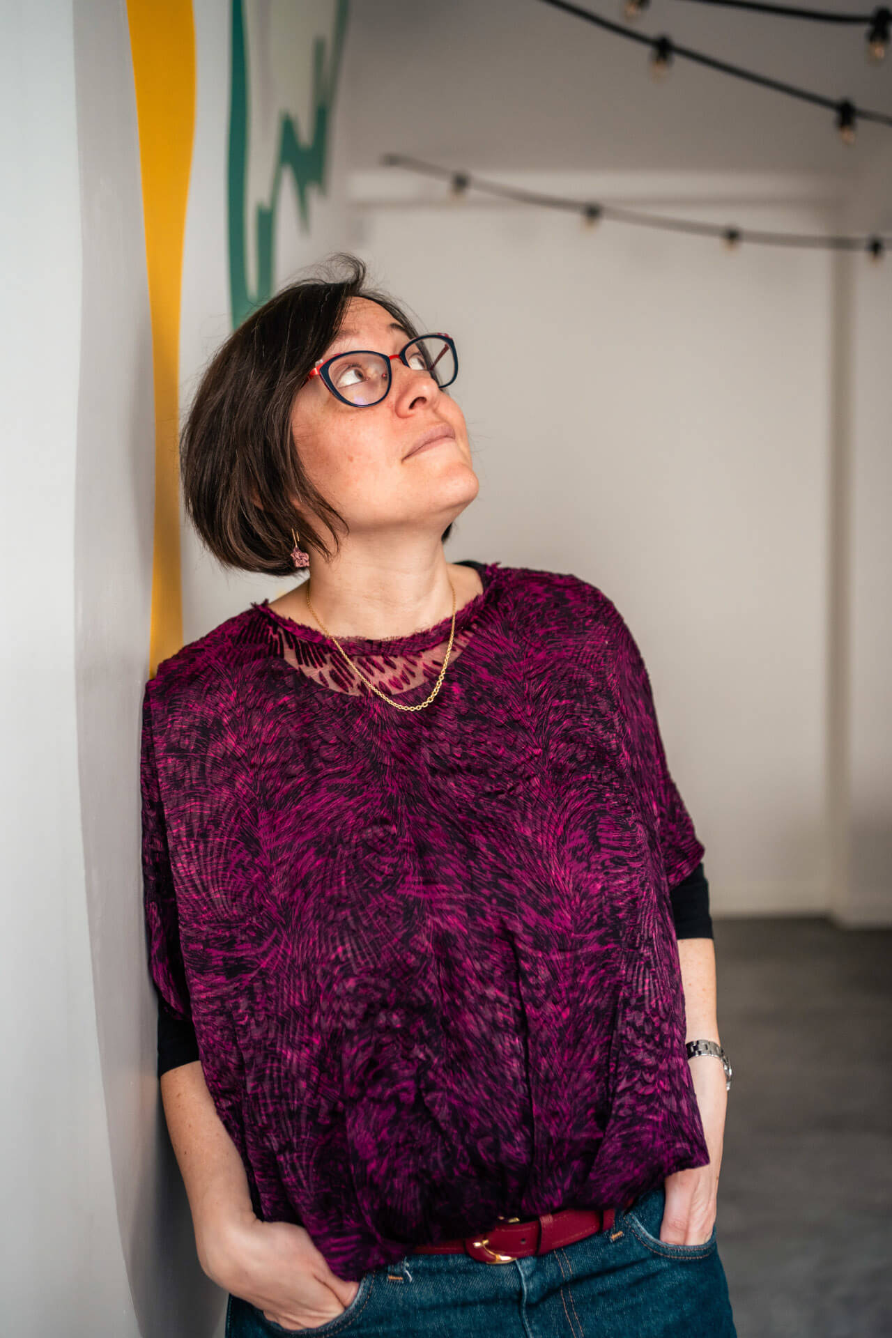 Photo de Sandrine qui regarde en l'air et se remémore son parcours...